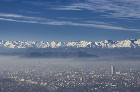 都灵市从空难山的全景视图