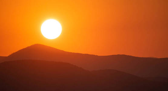 日落, 日出越过山脉剪影。金色的太阳在五颜六色的天空背景, 空间, 全景