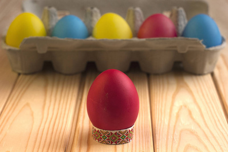 复活节彩蛋与其他鸡蛋背景的红色颜色