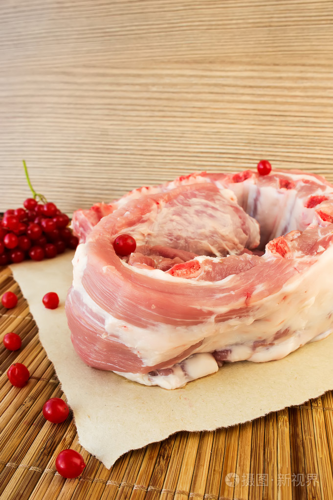 木制背景生猪肉肋条