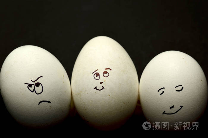 鸡蛋代表人脸孤立的黑色背景