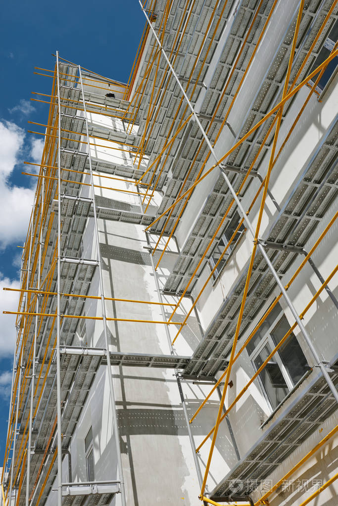 脚手架附近新的房子, 大厦外部, 建筑和修理产业, 白色墙壁和窗口