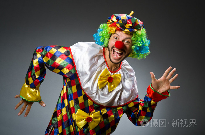 滑稽的小丑穿着五颜六色的服装