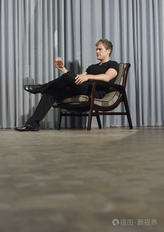 坐在椅子上的男人