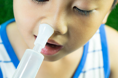 用生理盐水冲洗鼻子,预防感冒亚洲女性用生理盐水冲洗鼻腔,用复制空间