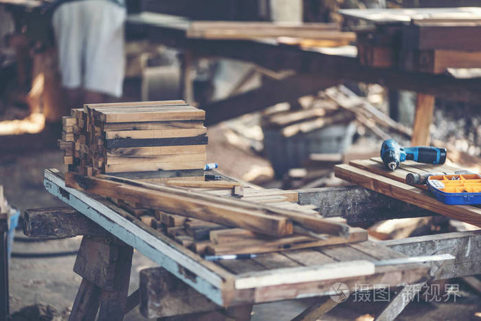 木工车间背景图片: 木工工作台用不同的工具和木材切割架, 老式过滤