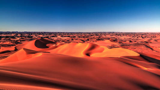阿尔及利亚 Tassili najjer 国家公园梅尔祖加沙丘的日落景观