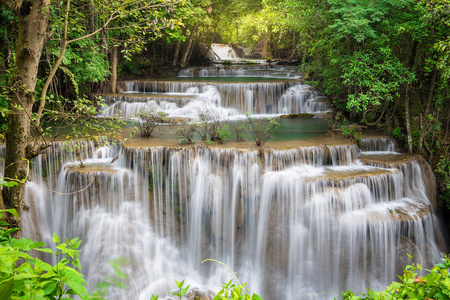 泰国瀑布在卡尼亚布里华美卡明