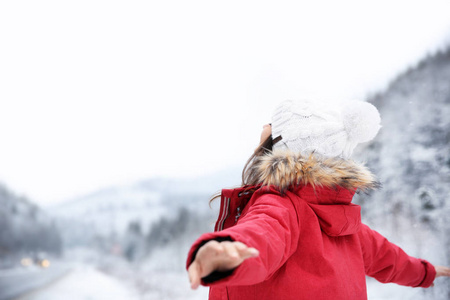 享受白雪乡村美景的快乐女人