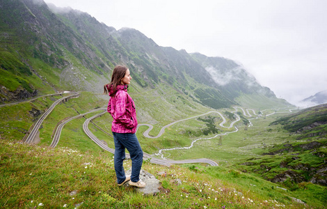 拍摄的一个女游客微笑着看着站在山前的 Transfagarasan 路 copyspace Romanie 旅游目的地旅游业活动