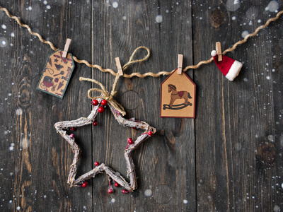 圣诞装饰在木背景图片