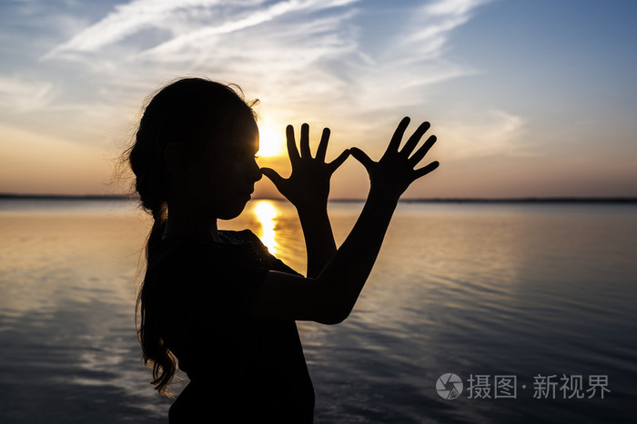 小女孩的剪影
