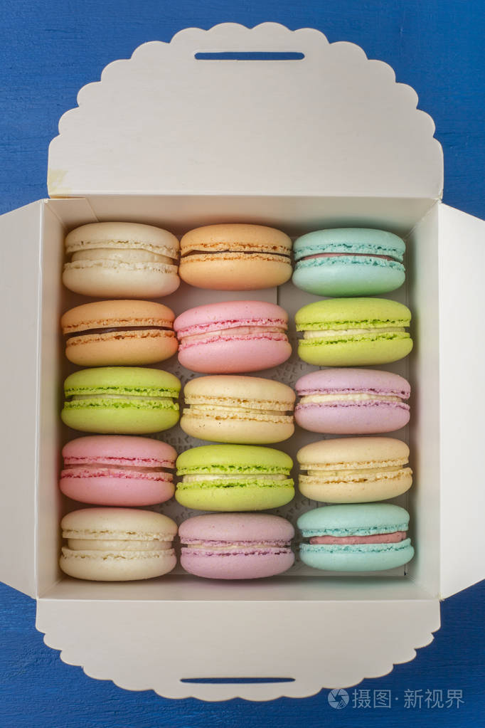 一盒新鲜多彩的马卡龙五颜六色的曲奇柔和的颜色2