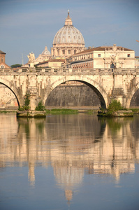 风景如画的圣彼得斯堡大教堂在罗马，意大利的台伯河
