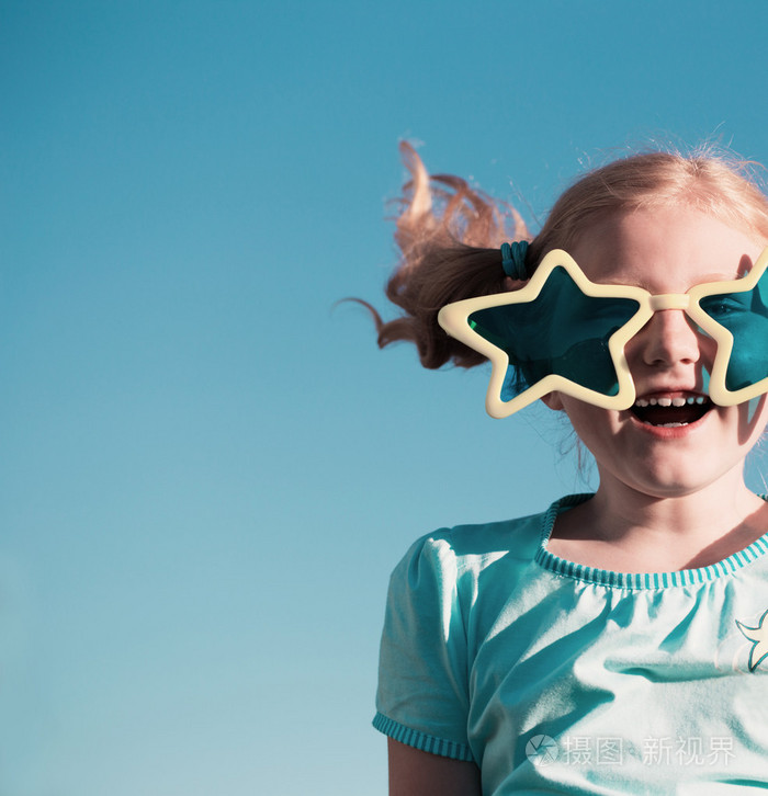 风趣的女孩在大眼镜