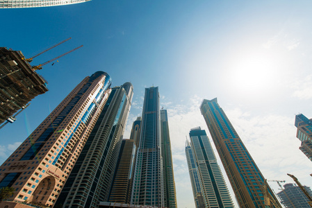 在阿拉伯联合酋长国的迪拜码头摩天高楼