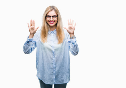 年轻美丽的金发女商人戴着眼镜在孤立的背景显示和指向与手指数字十同时微笑自信和快乐