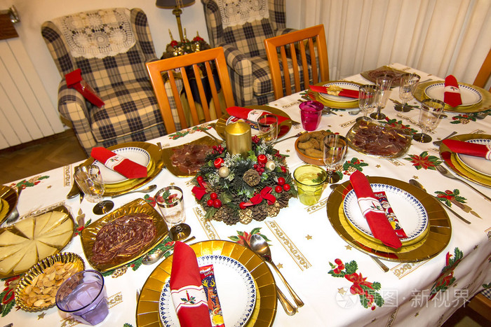 优雅的圣诞餐桌装饰着典型丰富多彩的犯罪率