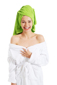 美丽的女人的头巾和浴衣