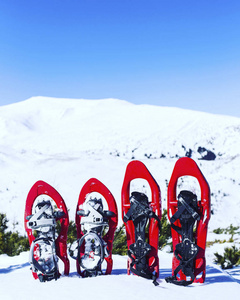 冬天在山上徒步旅行。雪站在雪地里