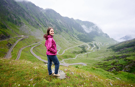 年轻女性在自然风景与 Transfagarashan 高速公路在背景, 最美丽的路在欧洲, 罗马尼亚 Transfagash, 