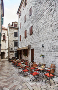黑山。Kotor 镇。旧 Kotor 的街道。咖啡馆在街道上
