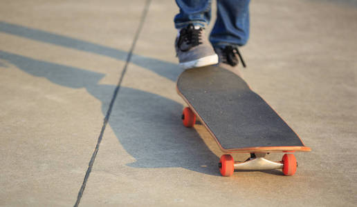 滑板腿滑板在 skatepark