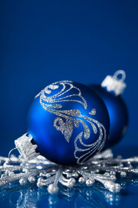 蓝色和银色圣诞饰品上深蓝色圣诞节背景与文本的空间