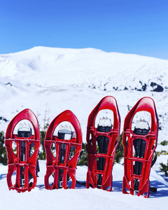 冬天在山上徒步旅行。雪站在雪地里