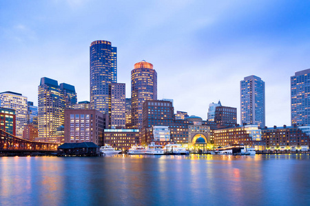 金融区天际线和海港黄昏, 波士顿, 马萨诸塞州, 美国