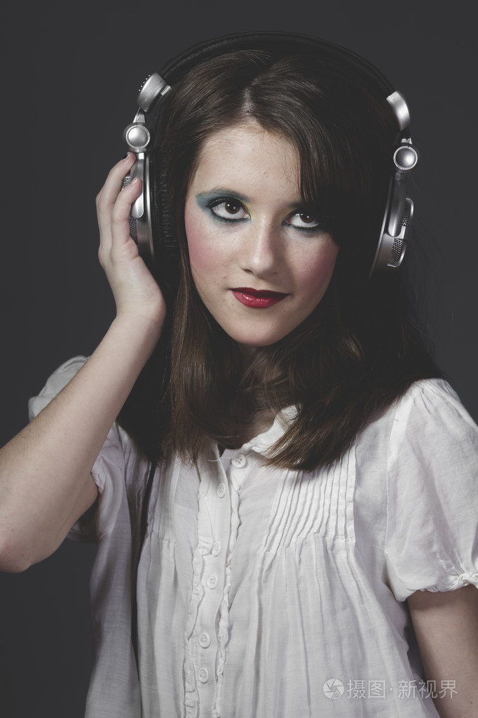 女孩用耳机听音乐