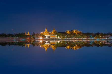 宏伟的宫殿河侧在那黄昏时分在曼谷，泰国