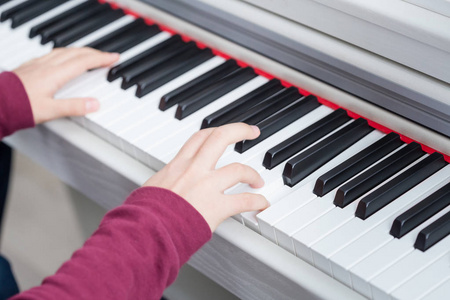 小女孩的手接近钢琴弹钢琴图片