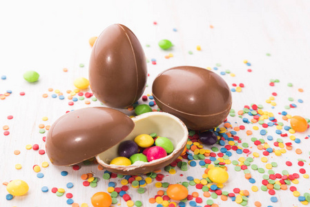 复活节巧克力彩蛋与五颜六色的糖果