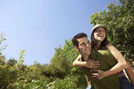 在男人背后的女人照片