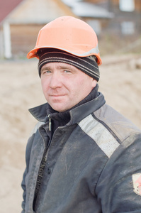 一名工人在施工现场防护头盔上的肖像