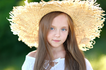 小女孩在那顶草帽的肖像照片