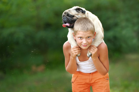 一个男孩与狗哈巴狗的肖像