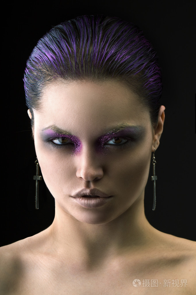 紫罗兰色化妆的女人