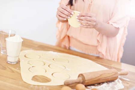 试图在厨房做馅饼的年轻妇女