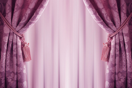 紫色窗帘背景，与塔瑟尔