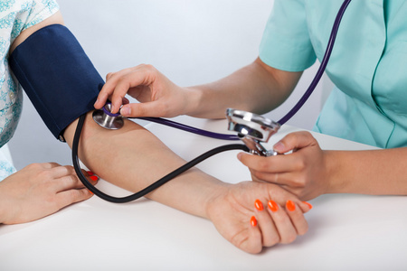 医生测量血压的女人