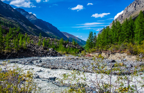 山风景。泰山河在阿尔泰共和国