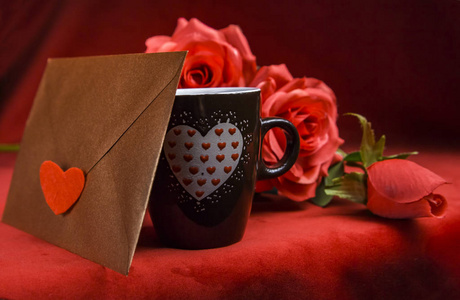 情人节概念, 情书, 玫瑰和一个红色背景的心杯