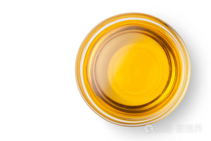 一碗花生油在白色背景下分离顶部视图