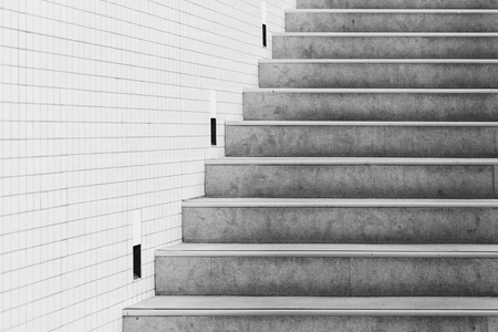 灰色楼梯与白墙特写照片