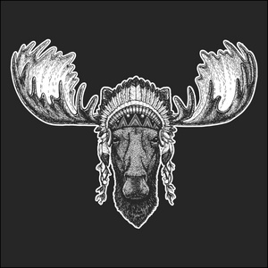 驼鹿, 麋鹿凉爽的动物穿着美洲印第安人头饰与羽毛波西米亚别致的风格手绘图像的纹身, 徽章, 徽章, 标志, 补丁