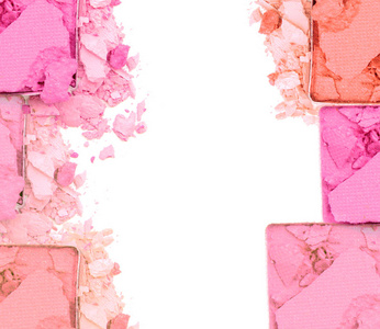 白色背景上的粉红碎的眼影照片