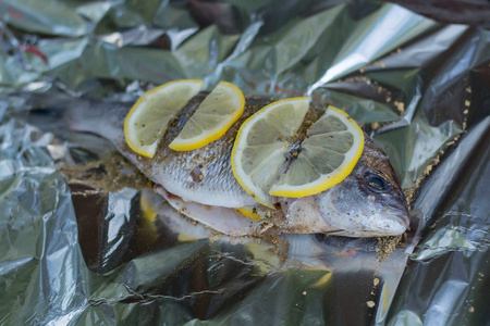 在自然界煮鱼。柠檬鱼