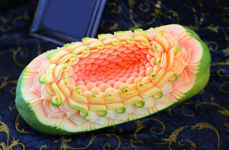 木瓜泰国水果雕刻美丽的泰国手工雕刻的花卉图案水果瓷蘑菇.